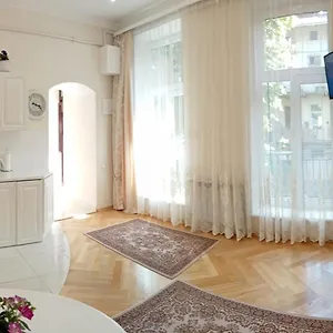 Апартаменты комфортна затишна в центрі біля оперного театру з балконом, світла в центрі львова, подобова оренда центр, Львов